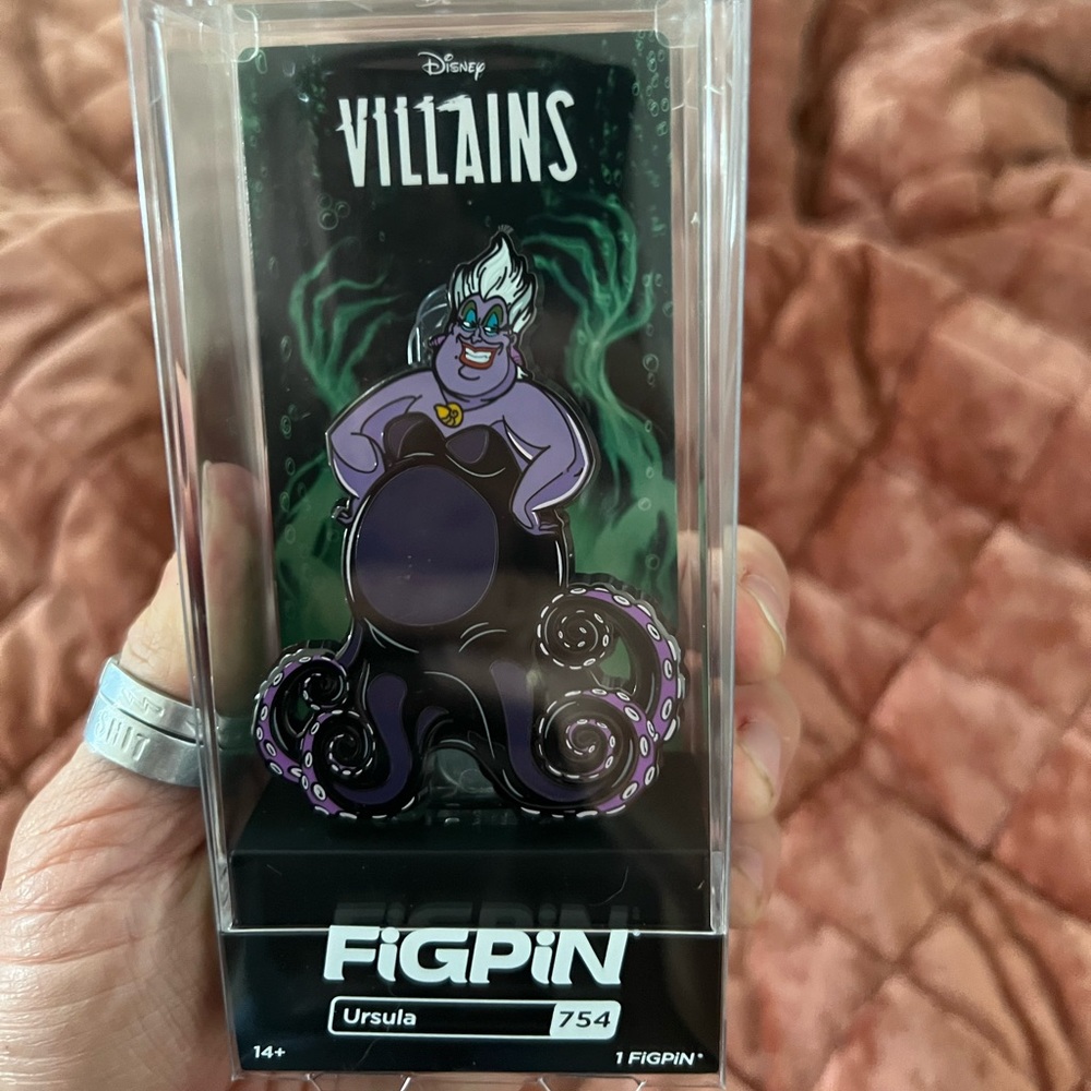 Collectible Ursula Disney Figpin - Picture 2 of 6